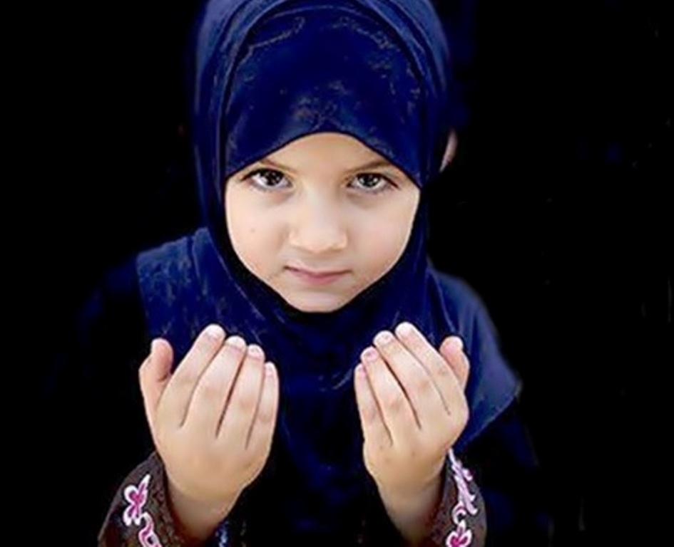 Muslim Kids Praying on Mosalla free images
