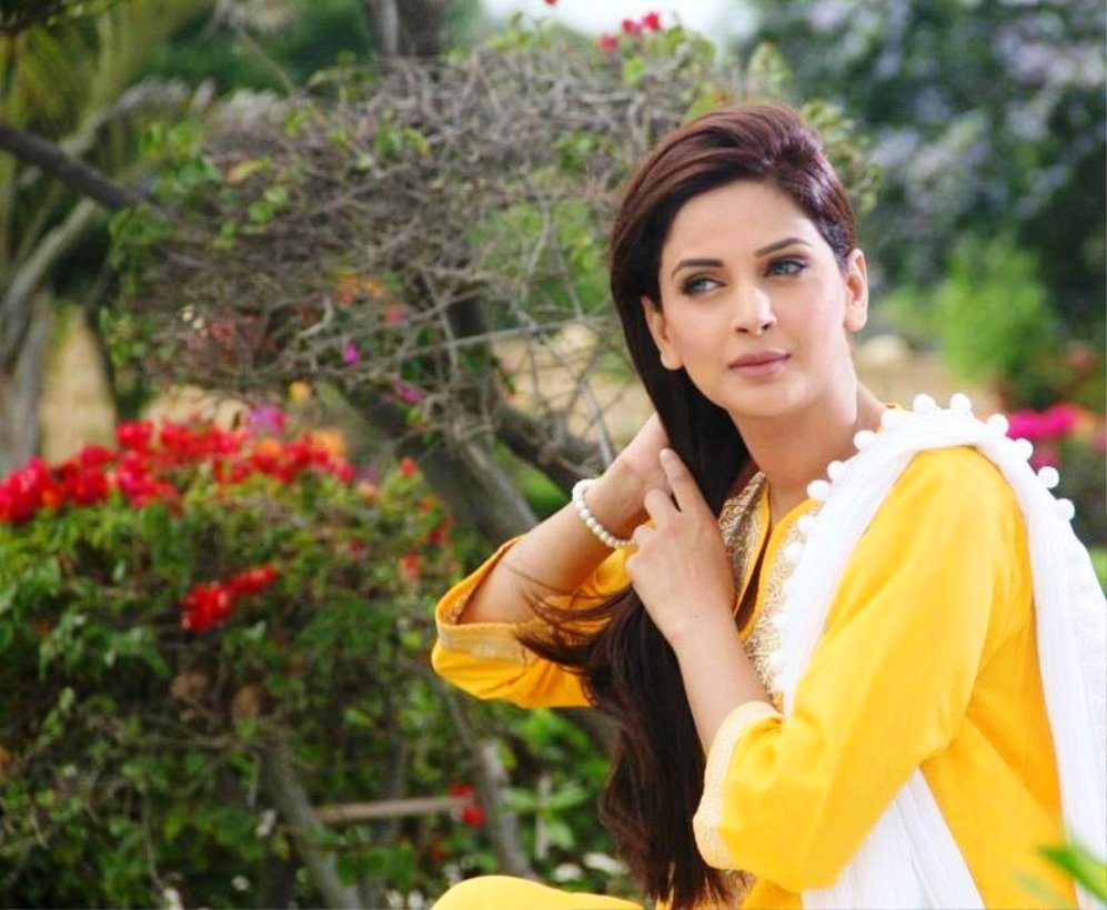 Pakistani actress Saba Qamar Latest & Hot Photos